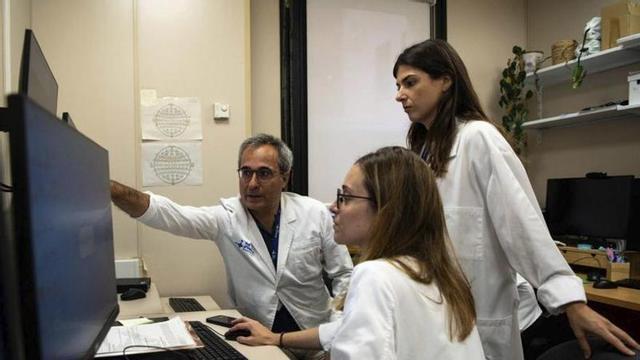 Els doctors Manuel Toledo, María Garcés Pellejero i Laura Abraira del Fresno, a la unitat d’epilèpsia de l’Hospital de la Vall d’Hebron. | BELÉN GONZÁLEZ