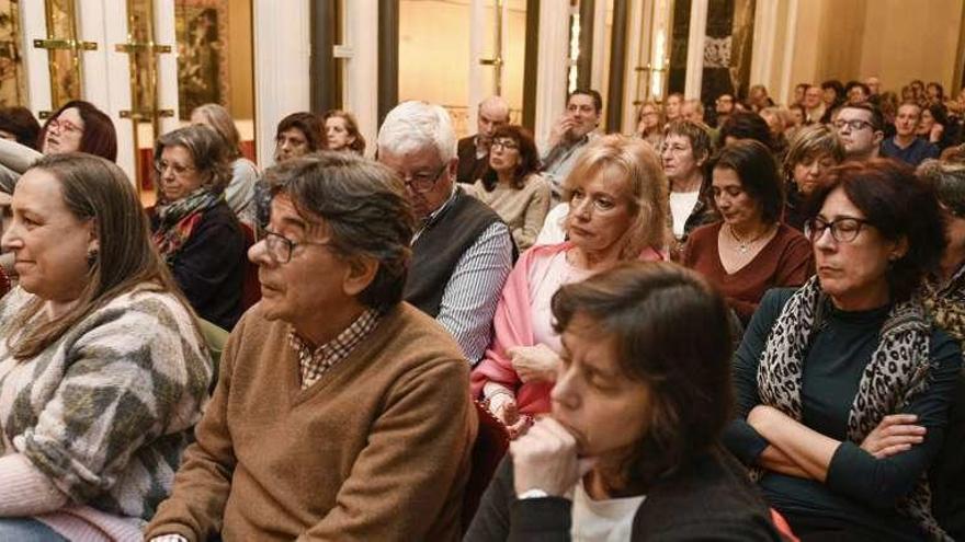 Público asistente a la tertulia, con el edil de Cultura, Roberto Sánchez Ramos, en primer término.