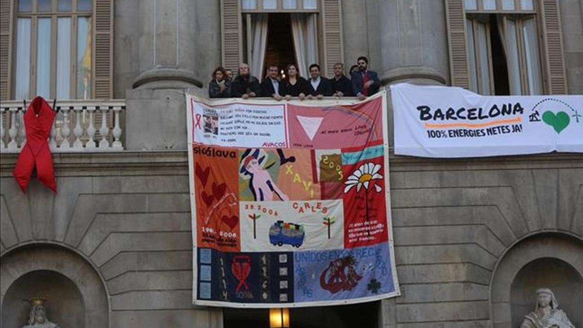 Tapiz en el balcón del Ayuntamiento de Barcelona para conmemorar el Día Mundial del Sida
