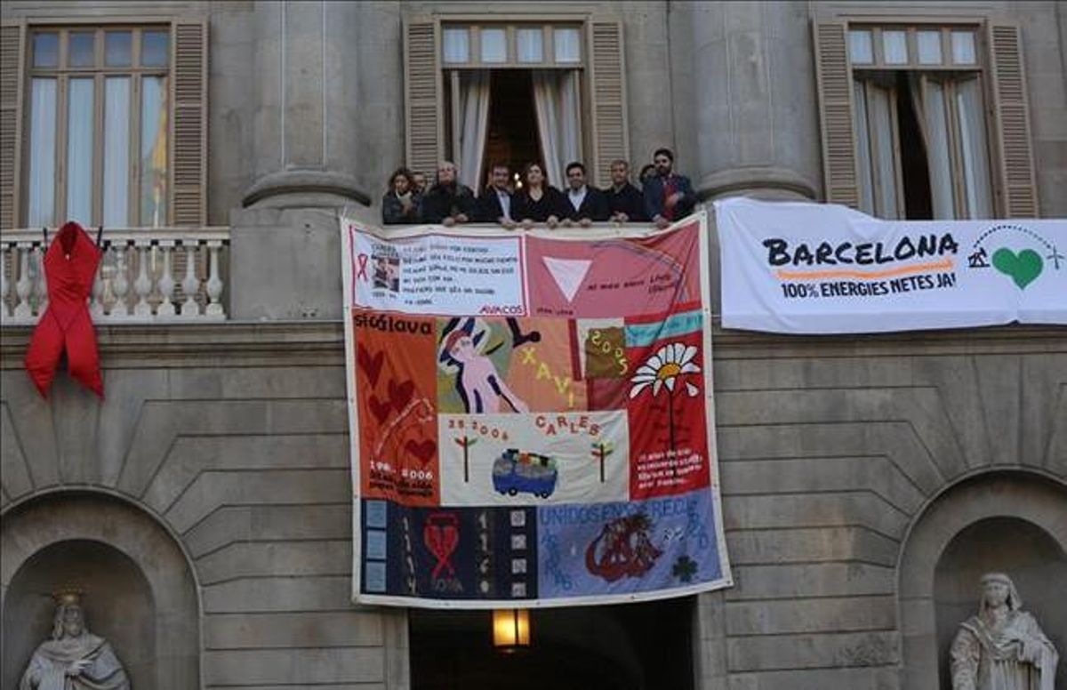 Tapís al balcó de l’Ajuntament de Barcelona per commemorar el Dia Mundial de la Sida