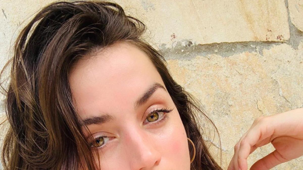 Ana de Armas se pasa de los pitillo a los pantalones vaqueros rectos para combinarlos con unas sandalias de piscina