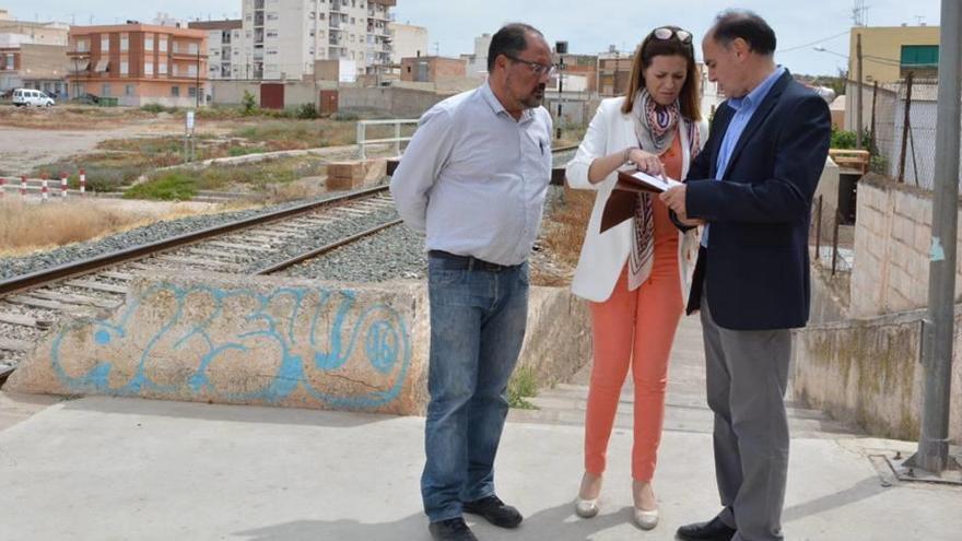 Moreno, durante su visita a la vía férrea de la localidad.