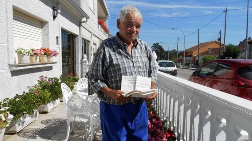 José González Vicente con la denuncia, en la terraza de su casa de Tomiño.  // E. G.