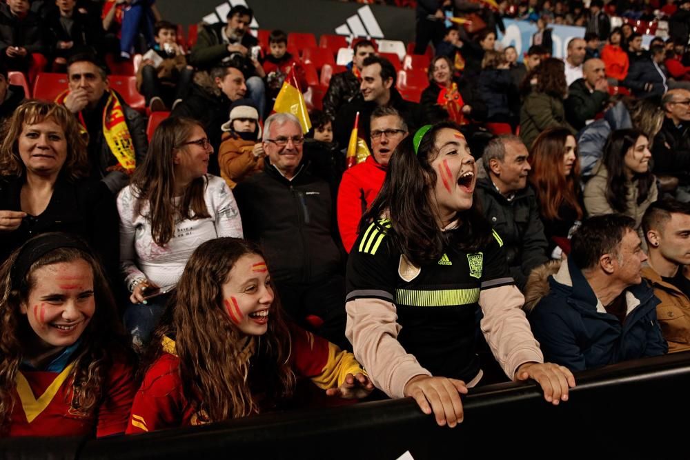 Aficionados en El Molinón durante el España-Israel