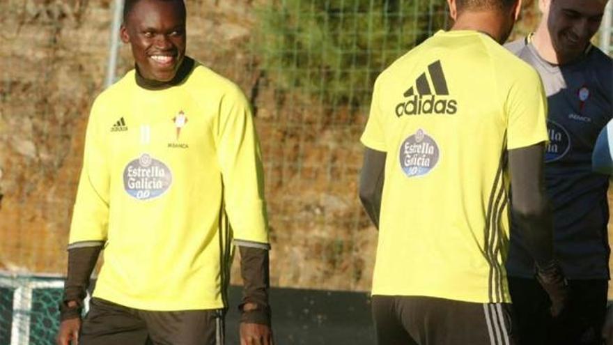 Pione Sisto, sonriente en el entreno de hoy // CELTA