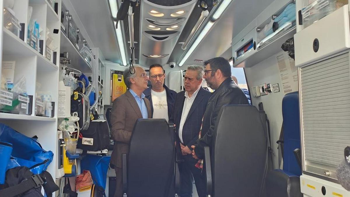 El conselleiro de Sanidade, en el interior de la ambulancia