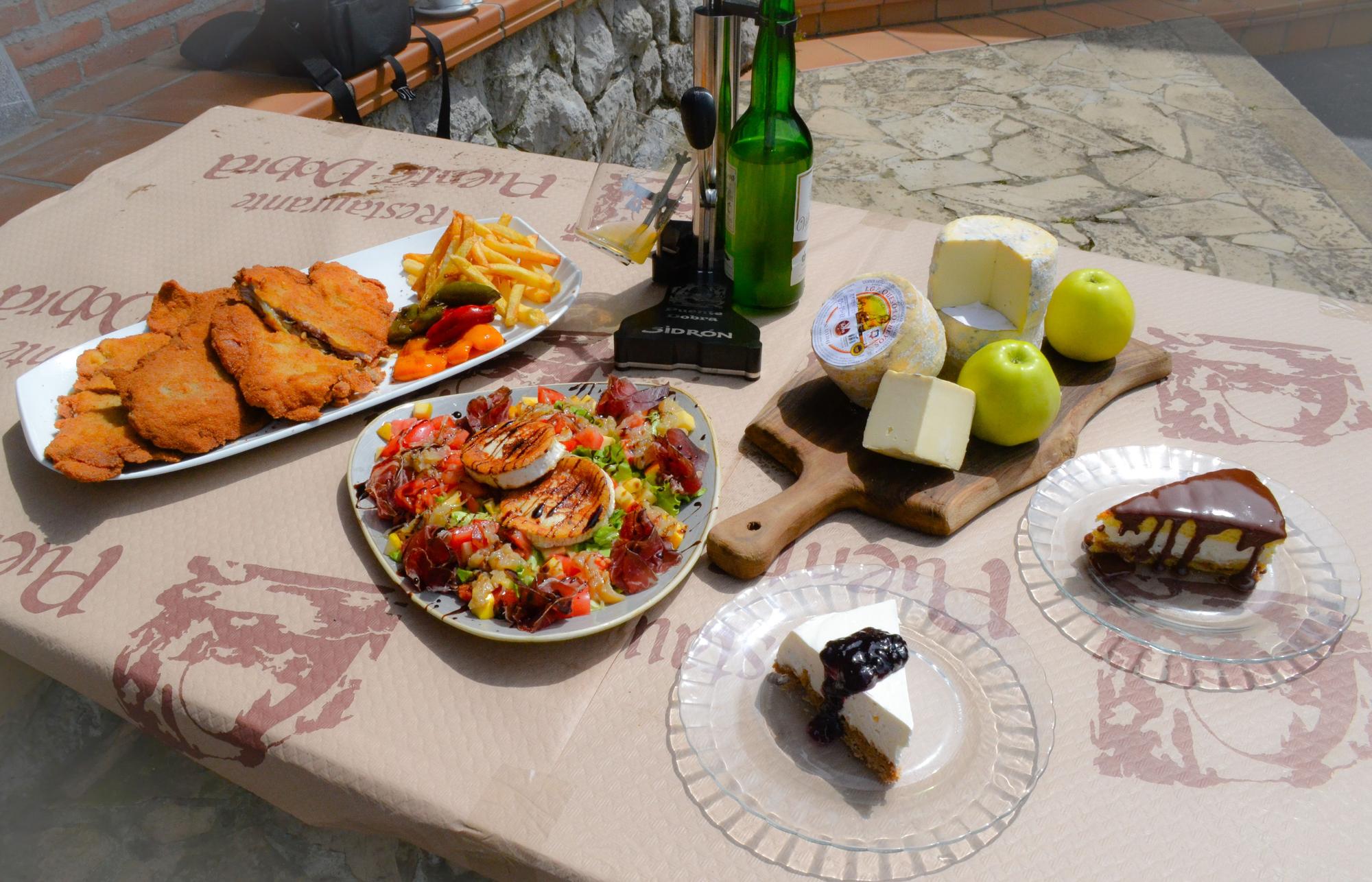 Cachopo &quot;Pili Dobra&quot;; ensalada de cecina y queso de cabra, tarta de la abuela, tarta de queso; queso de Beyos y manzanas, todo acompañado de sidra.