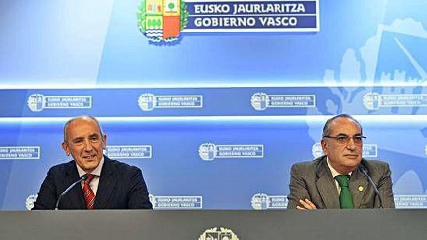 El portavoz Josu Erkoreka y el consejero vasco Iñaki Arriola, ayer tras el Consejo de Gobierno vasco.