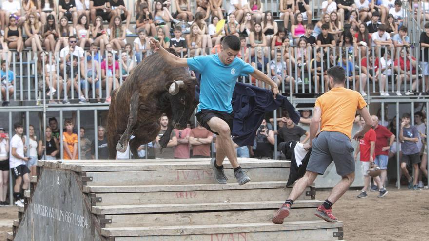 Piden alejar a menores de &#039;bous al carrer&#039; tras el doble incidente de Canet