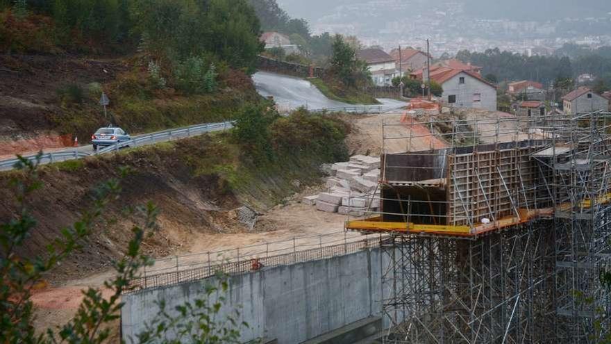 Primeras obras del puente junto a la carretera que se corta el lunes. // R. Vázquez
