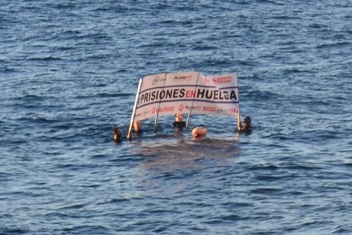 Funcionarios de la cárcel de Tahíche protestan desde el mar frente a La Mareta