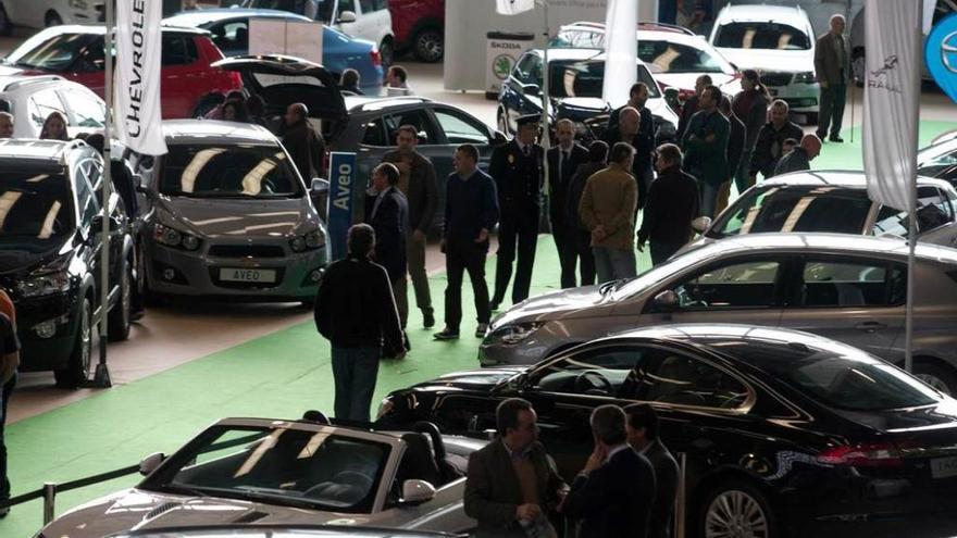 Público en una pasada edición del Salón del Automóvil en el pabellón de La Magdalena.