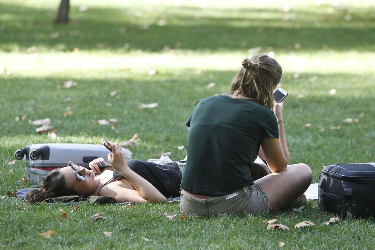 Dos chicas en el Parque del Retiro de Madrid.