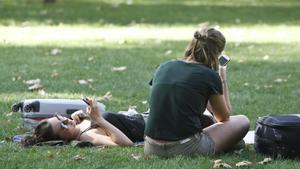 Dos chicas en el Parque del Retiro de Madrid.