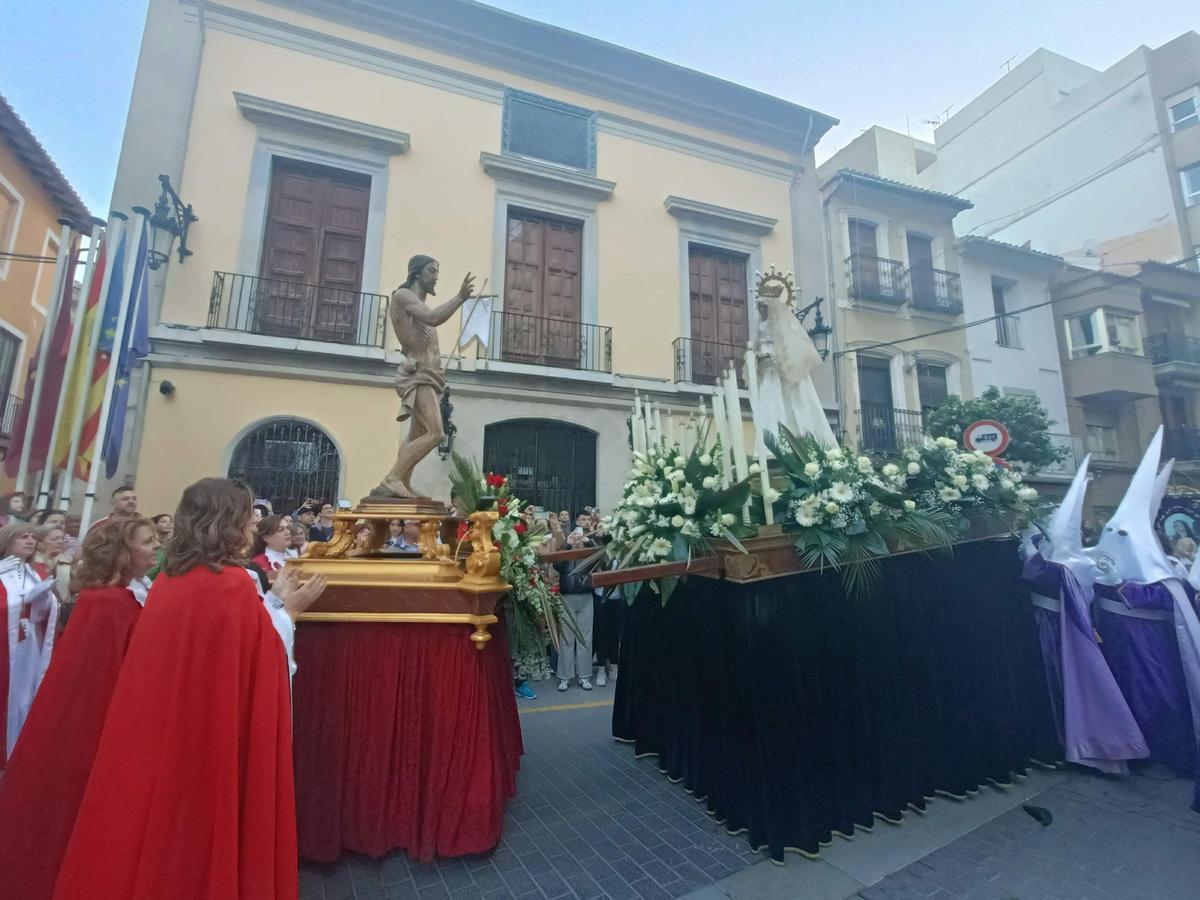 Encuentro de Resurección, esta mañana, en la plaza de España.