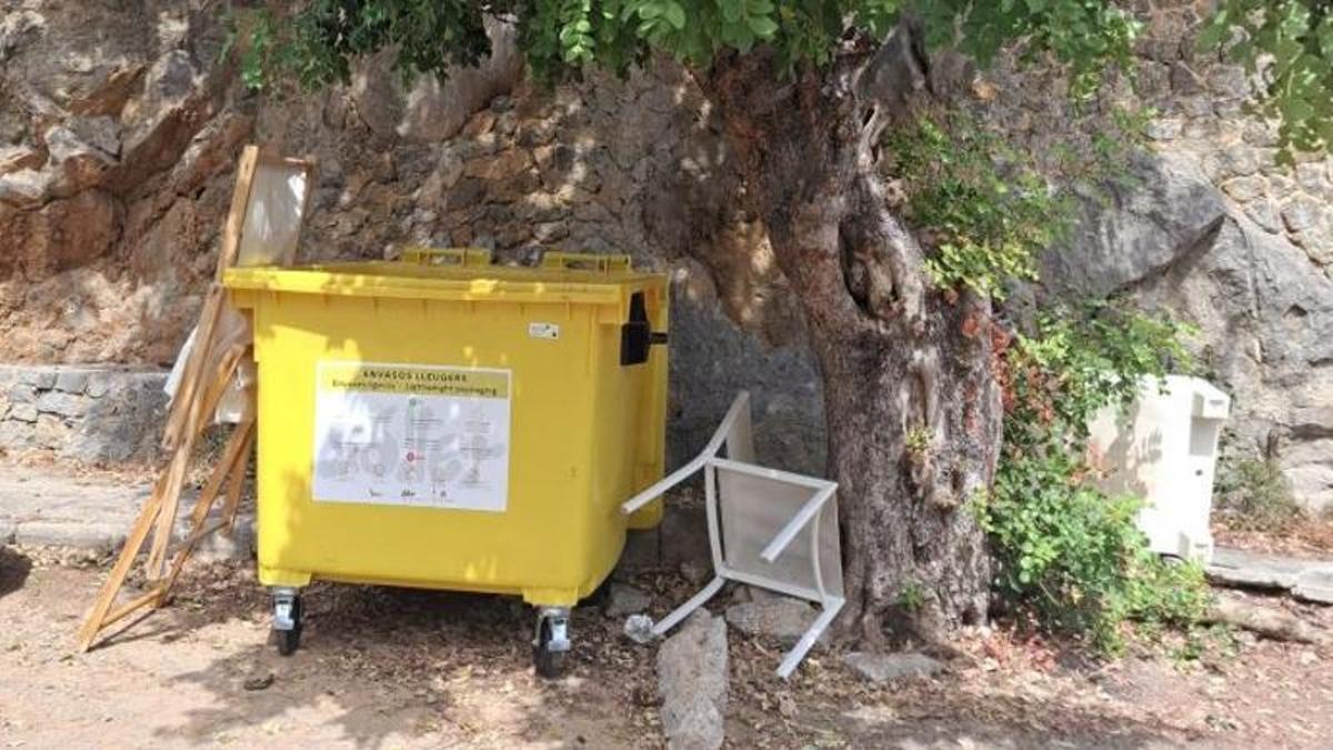 Un contenedor de residuos en Sóller.