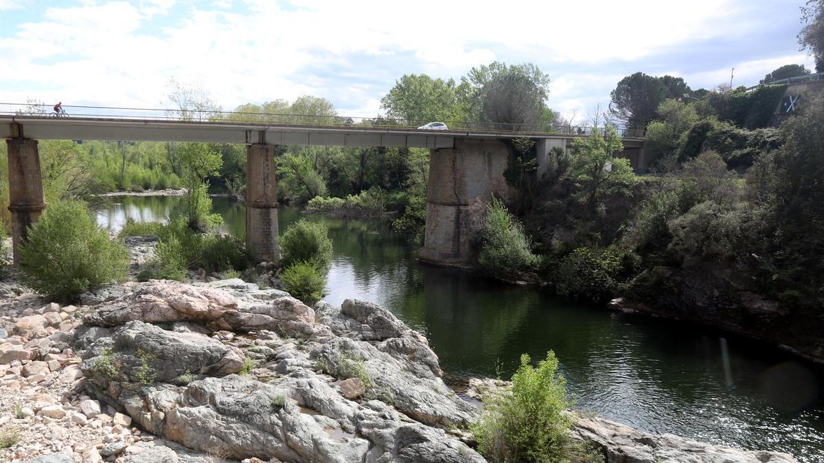El riu Ter al seu pas per la Cellera, a l'altra banda del pont que dona a la presa del Pasteral.