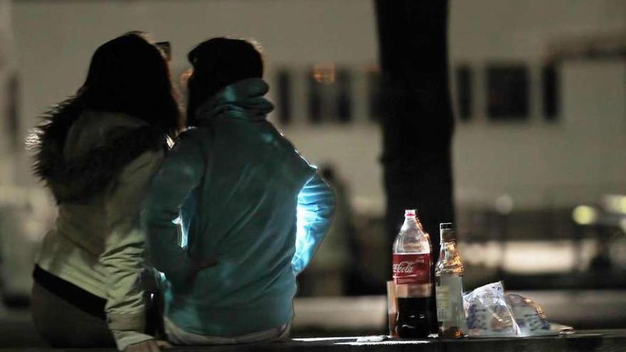 Unas jóvenes se sacan un &#039;selfie&#039; durante un &#039;botellón&#039;.