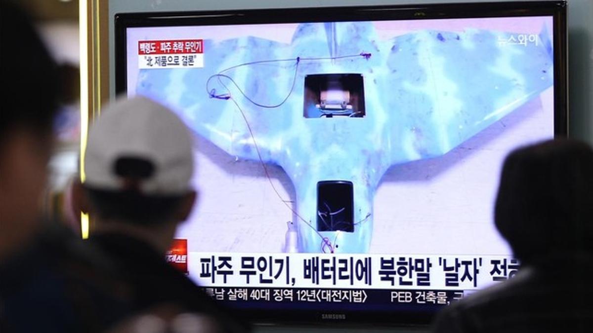 La televisión surcoreana muestra el dron hallado cerca de Seúl enviado por Pyongyang.