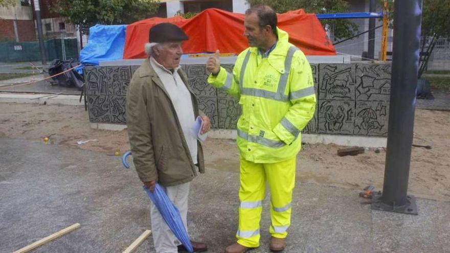 El concejal Fidel Castro (dcha.) y el artista José Solla ,delante de una parte de la obra montada ayer. // S.A.