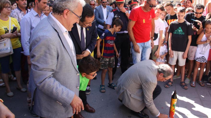 Quim Torra, a punt d&#039;encendre un coet de confeti a les Borges Blanques