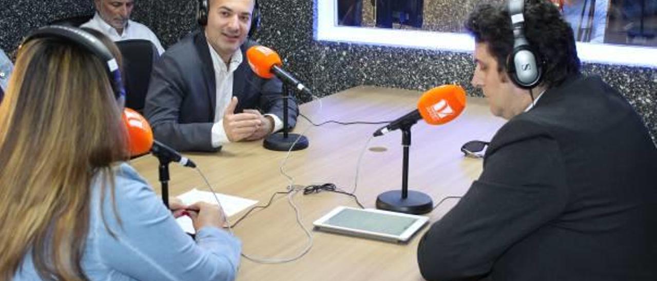 El alcalde y varios ediles el día que arrancaron las emisiones de la radio.