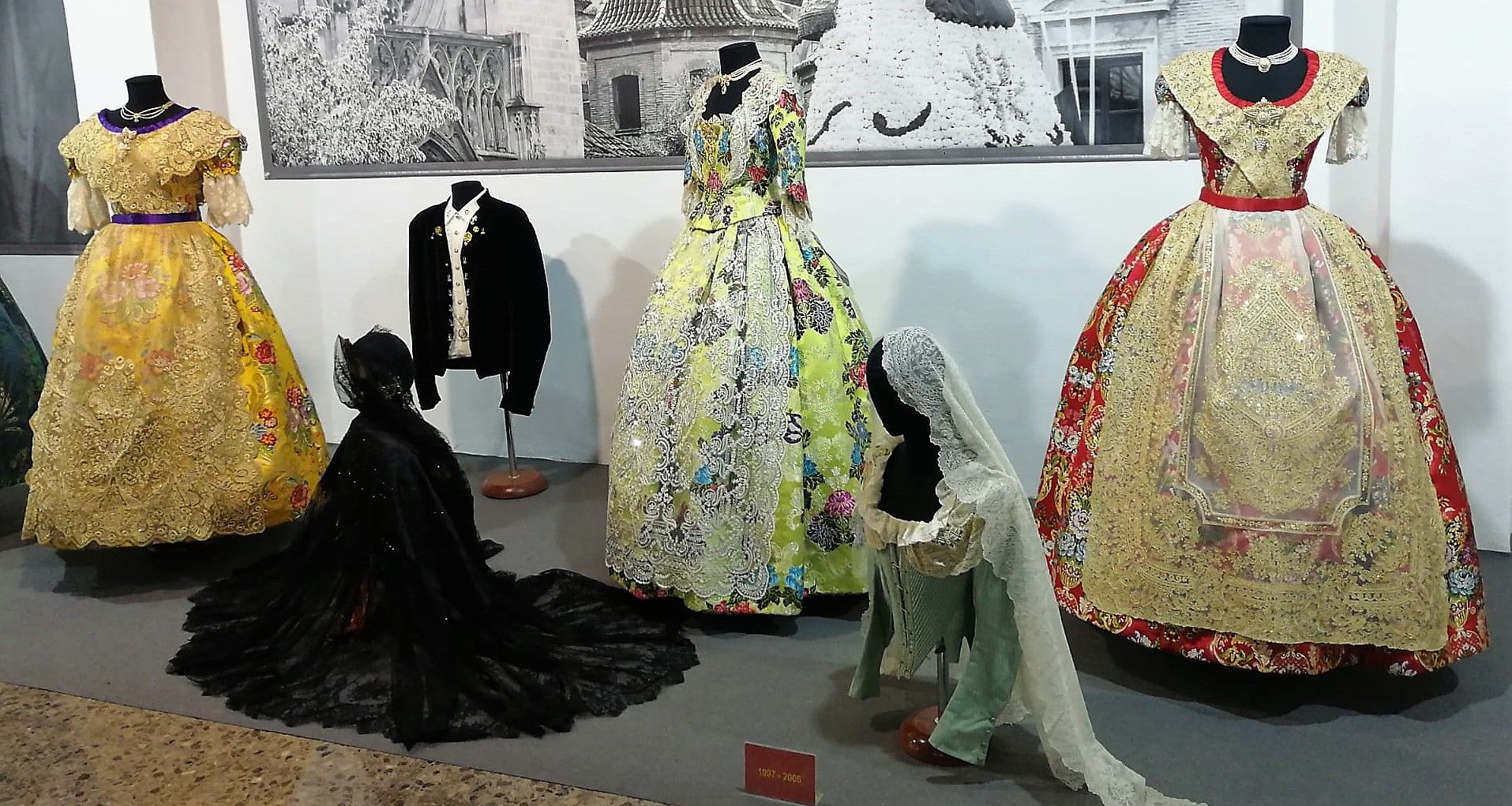 La falla Malvarrosa rescata los trajes más históricos y el ninot de "Motetes" en la exposición del 75-A