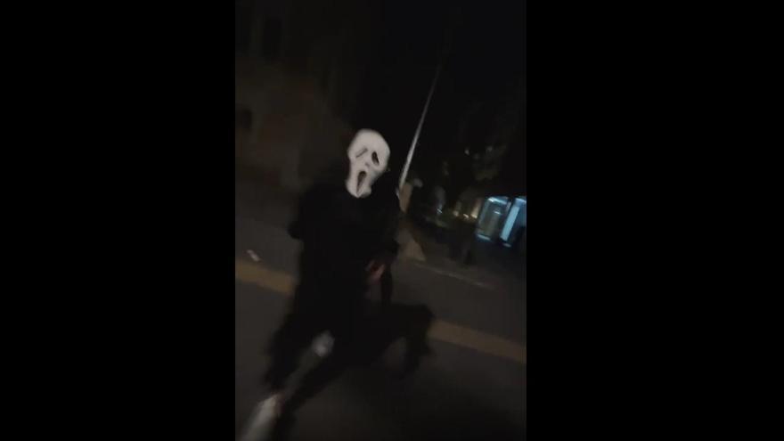 Ghostface, l&#039;assassí d&#039;«Scream», es passeja per Manresa per promocionar un nou cicle de cinema de terror