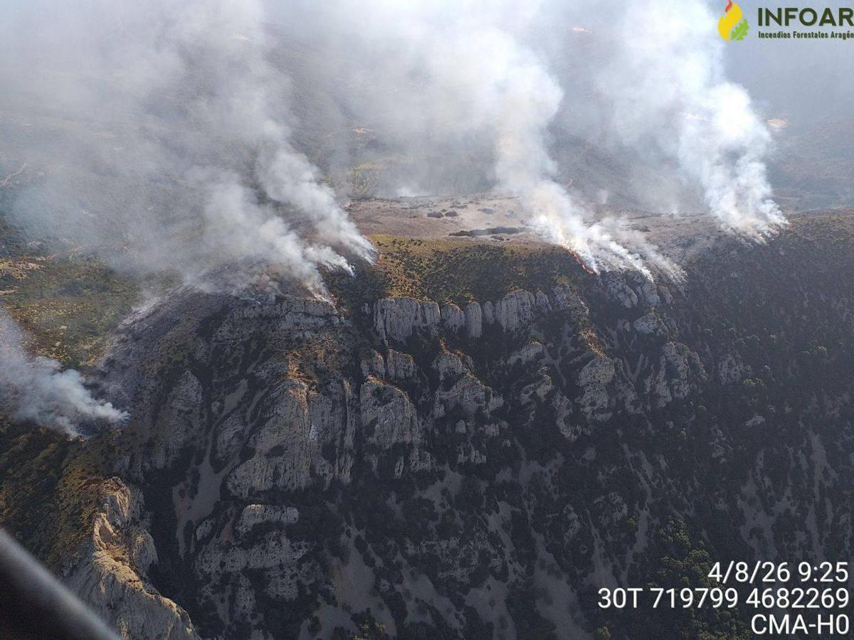 El incendio activo en Loporzano ya ha calcinado 20 hectáreas en el Parque Natural de Sierra de Guara