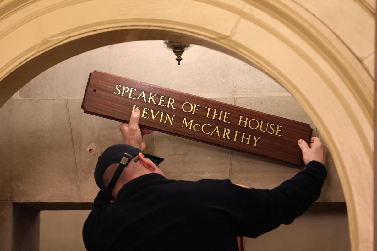 Un trabajador reemplaza un letrero sobre la oficina del presidente de la Cámara de Representantes de los Estados Unidos, Kevin McCarthy.