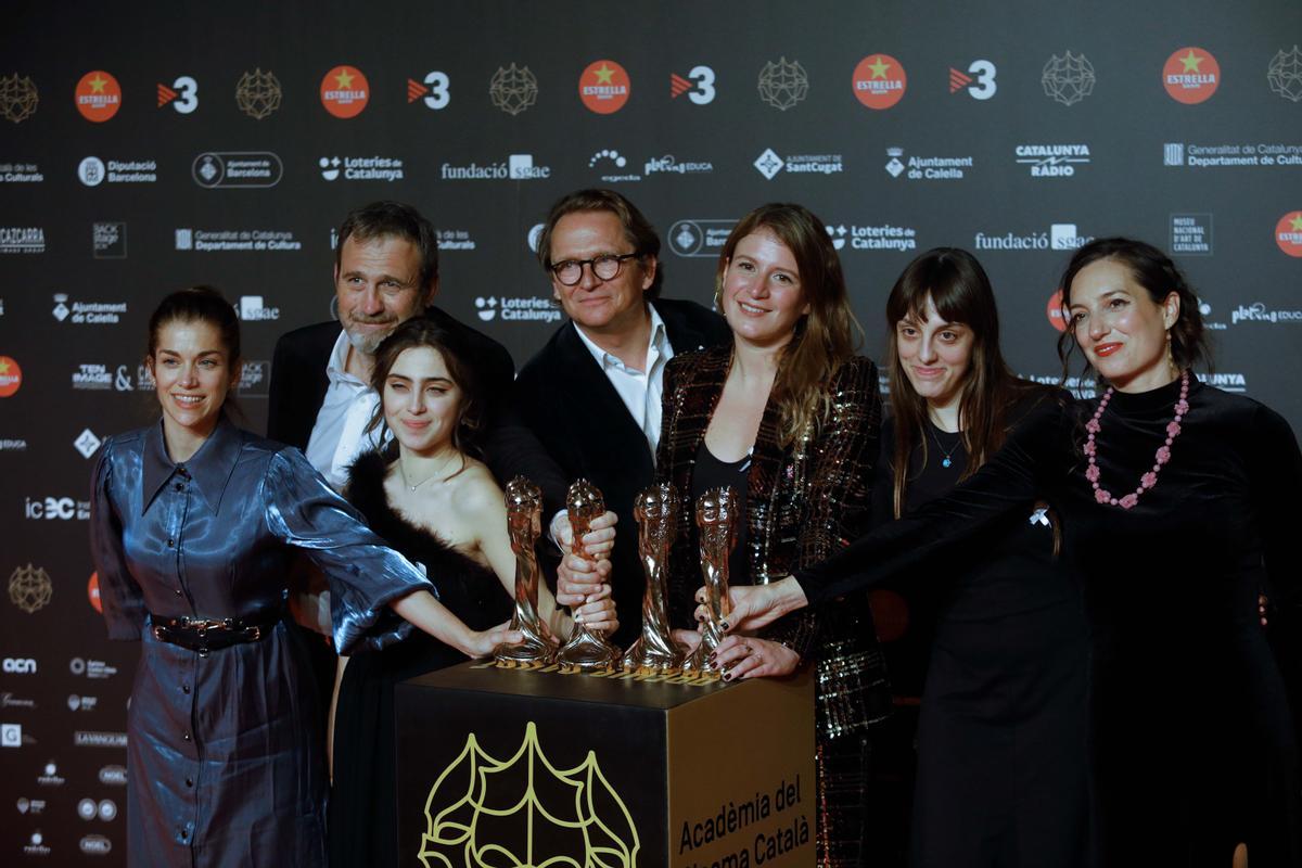 El equipo de la película Libertad posa con sus premios Gaudí en la alfombra roja.