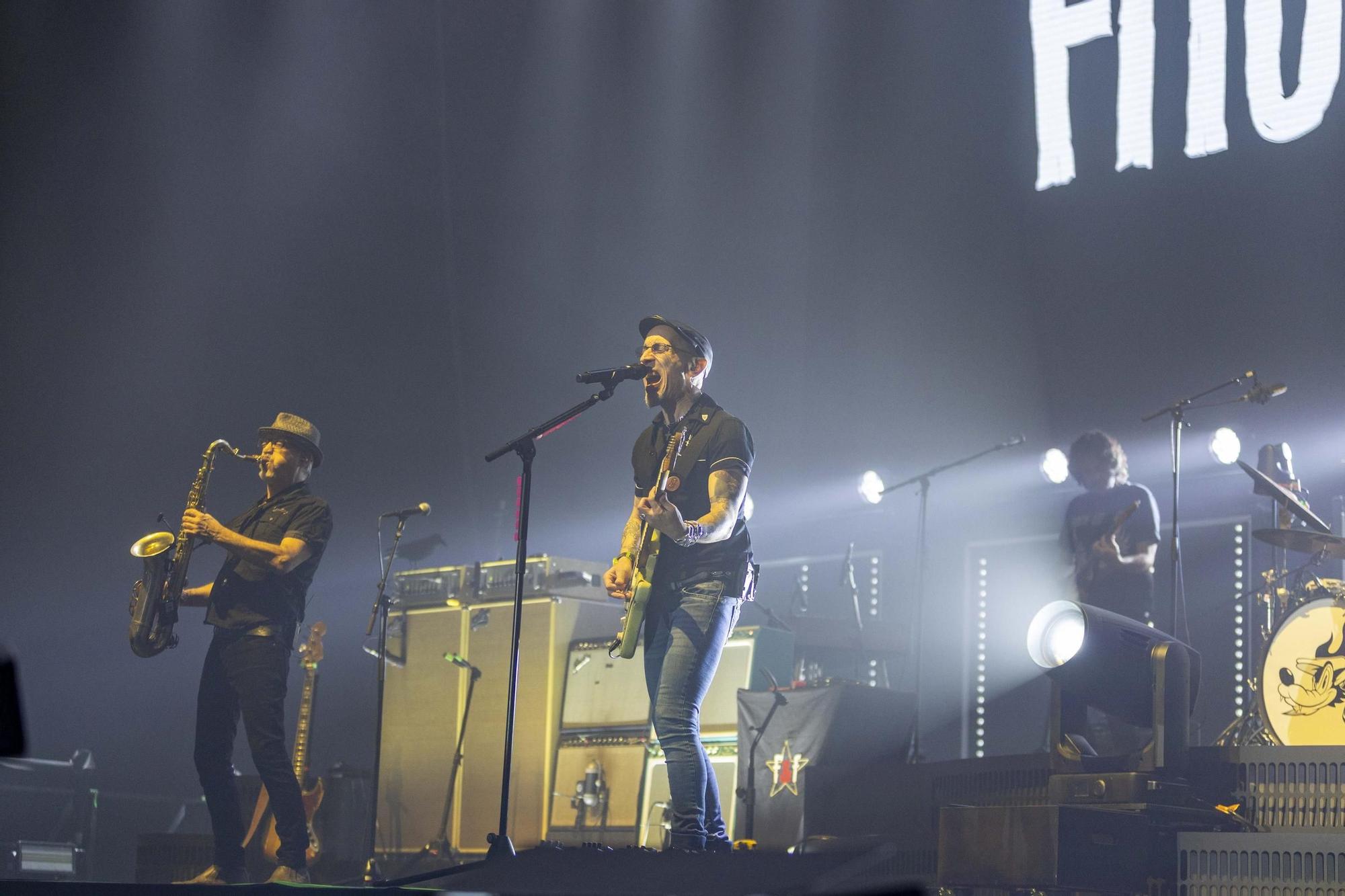 El Multiusos Fontes do Sar a los pies de Fito y sus fitipaldis