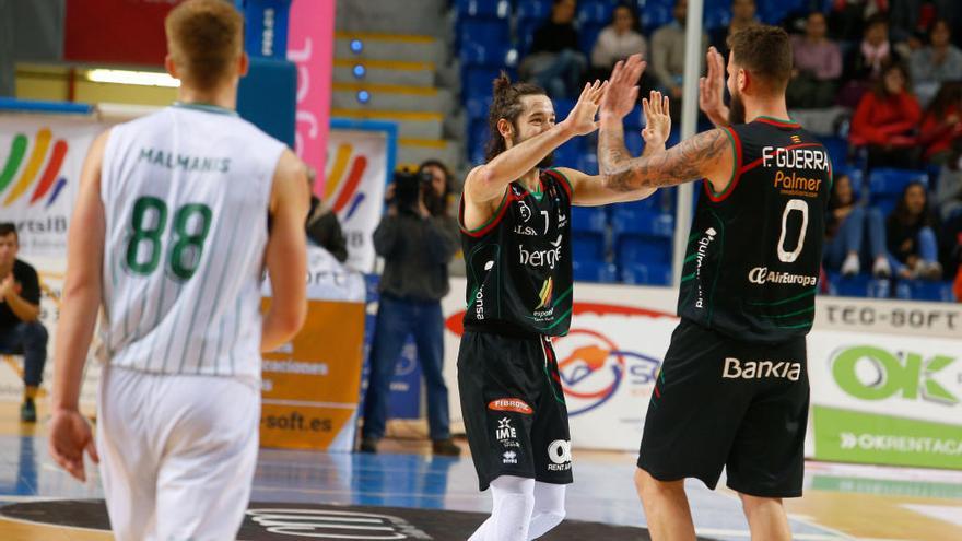 Motos y Guerra celebran la victoria al final del partido