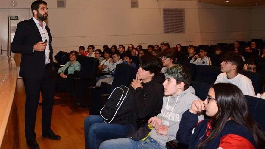 Alumnos asisten a la charla, ayer, en A Coruña.