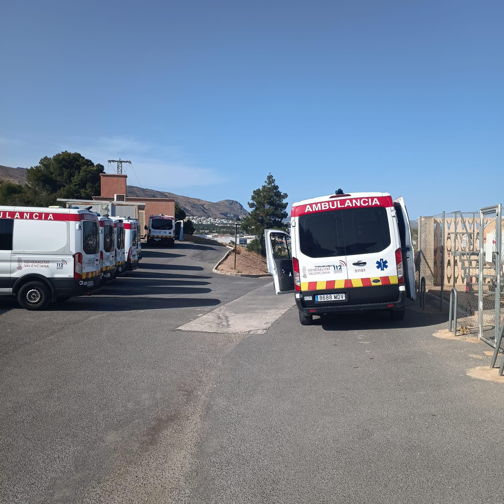 Tanatorio La Vila, ambulancias aparcadas y en labores de limpieza del interior del vehículo a pleno sol