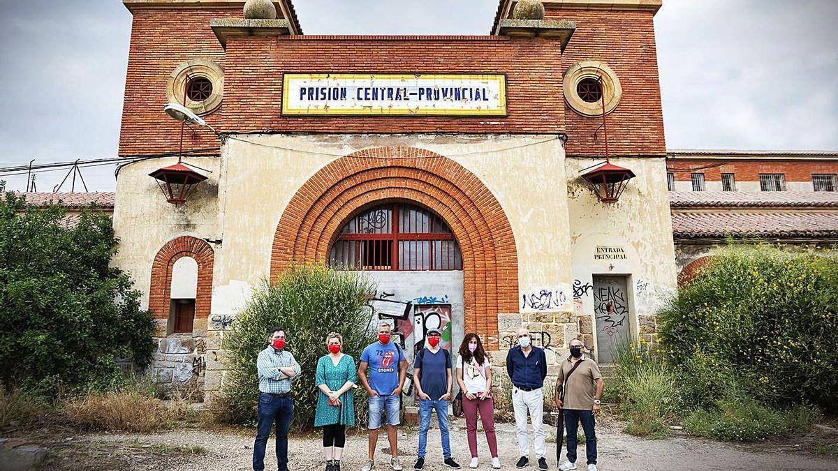Representantes de Cruz Roja ante la antigua cárcel de Zamora.