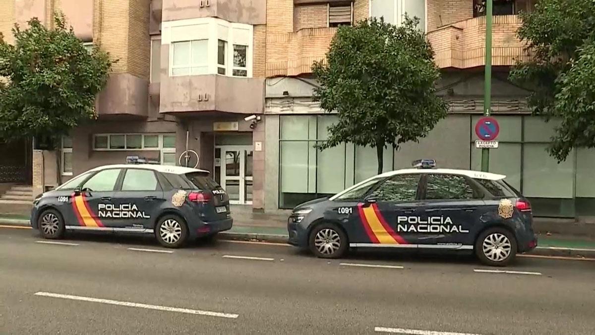 Un hombre muere en un tiroteo junto a una comisaría en Sevilla