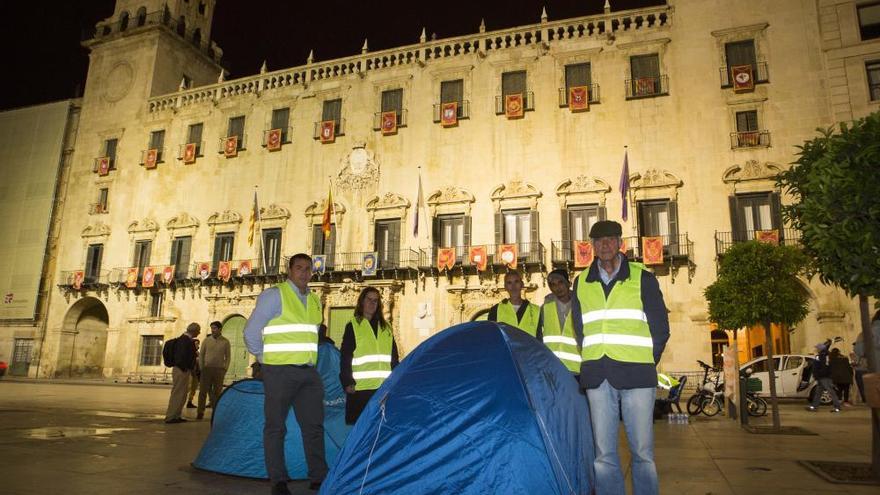 Acampada protesta de personas sin hogar enfrente del Ayuntamiento