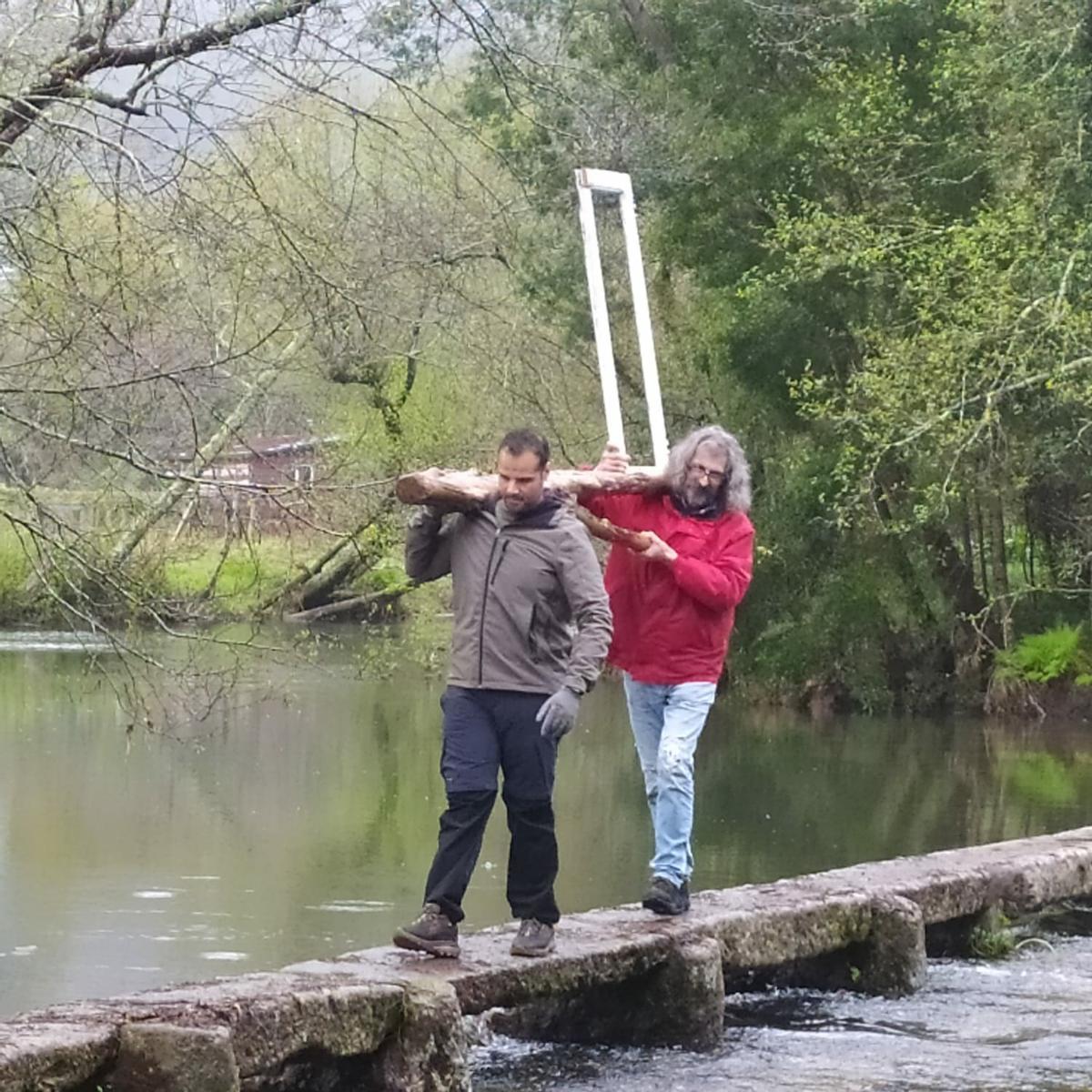 Trasladando una de las obras junto al río Àncora.