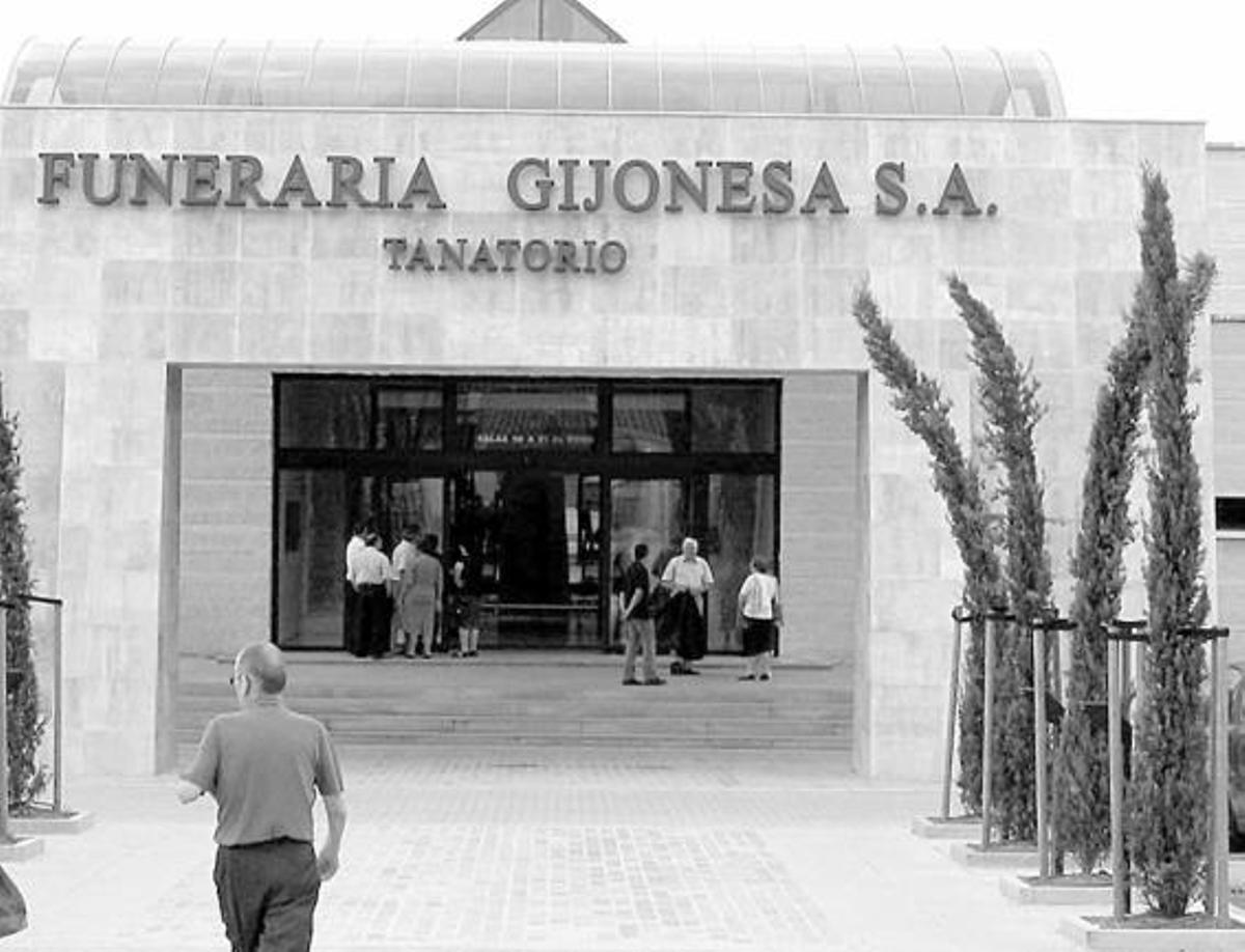 La liturgia católica vuelve a los tanatorios