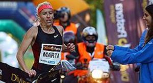 L’atleta palentina arriba la primera a la meta a la Divina Pastora, de Madrid, en la seva tornada a la competició.