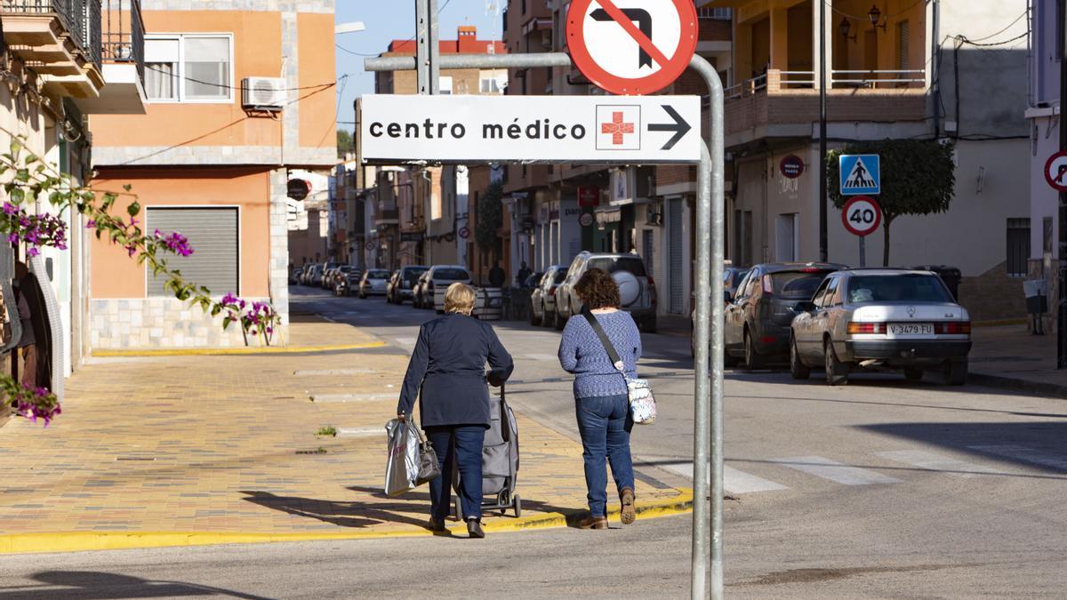 Dos vecinas transitando por una calle de una localidad de la Canal de Navarrés.