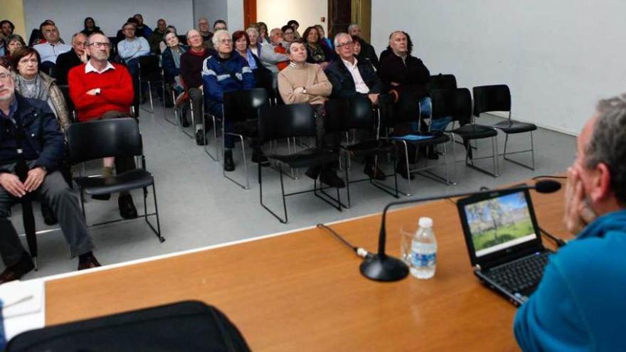 Público durante la proyección ofrecida por Guari (de espaldas).