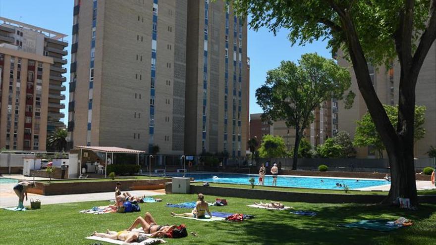 Más de 17.600 personas inician la temporada de verano en la piscina