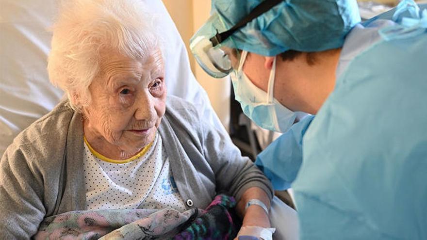 Elena de 104 años sale del hospital tras superar el coronavirus