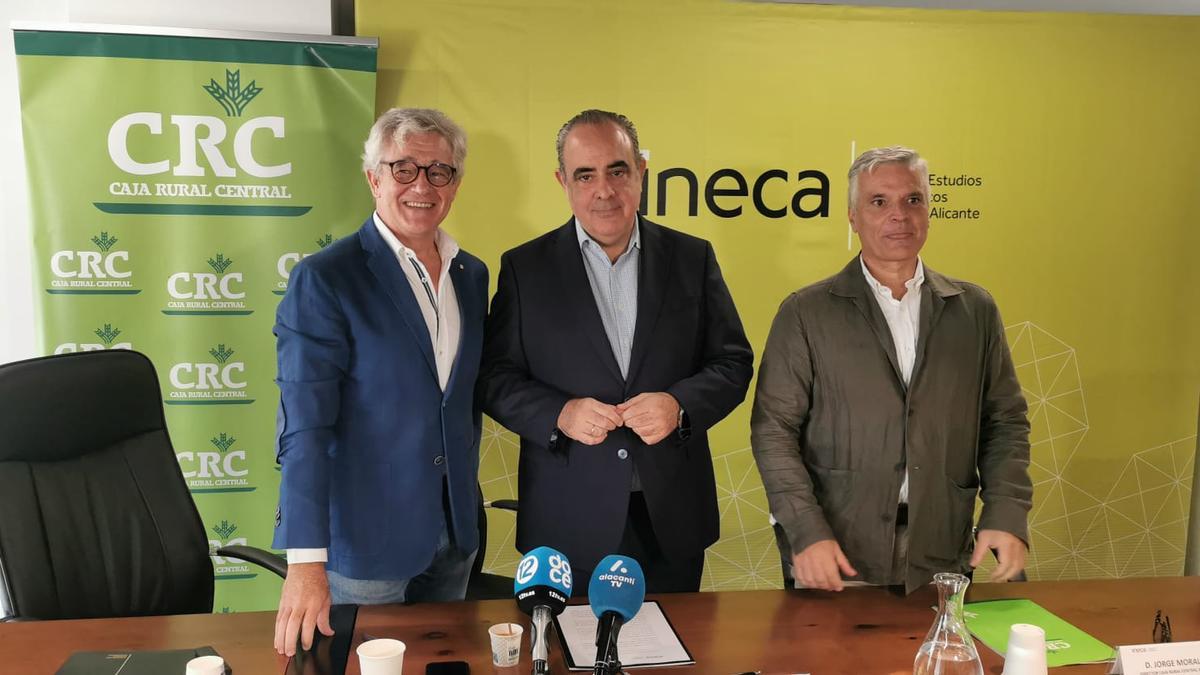 Francisco Llopis, Nacho Amirola y Jorge Morales, en la presetación del estudio de Ineca.