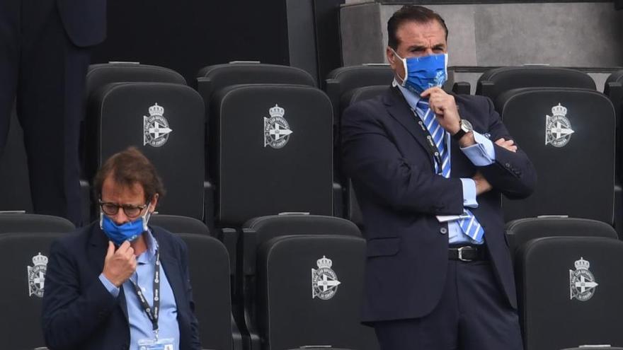 Fernando Vidal, a la derecha, junto a Toño Armenteros en el palco de Riazor.