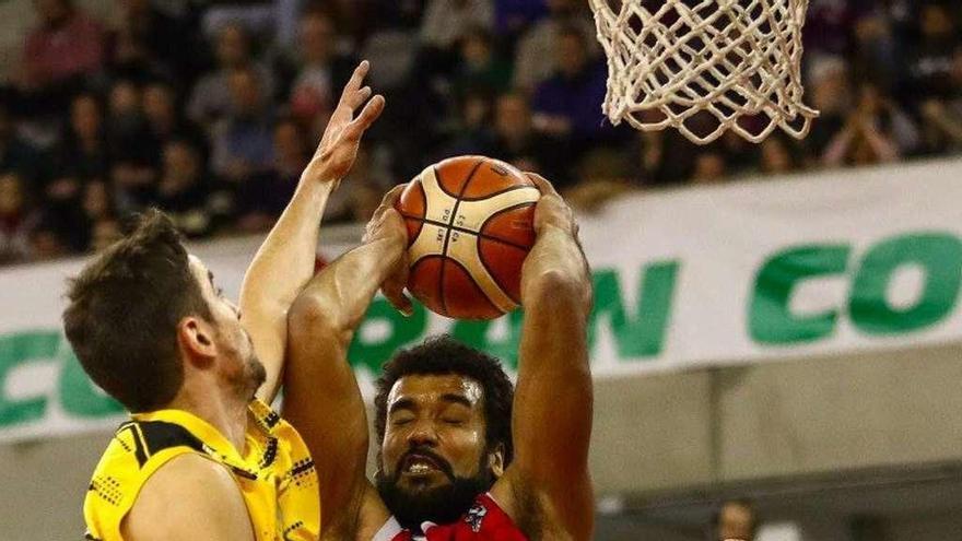 Devin Wright atrapa un rebote ante la oposición de Juanchi Orellano ayer en Granada. // C.B. Granada