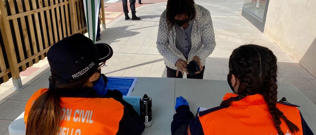 Punto de reparto de mascarillas en Muchavista