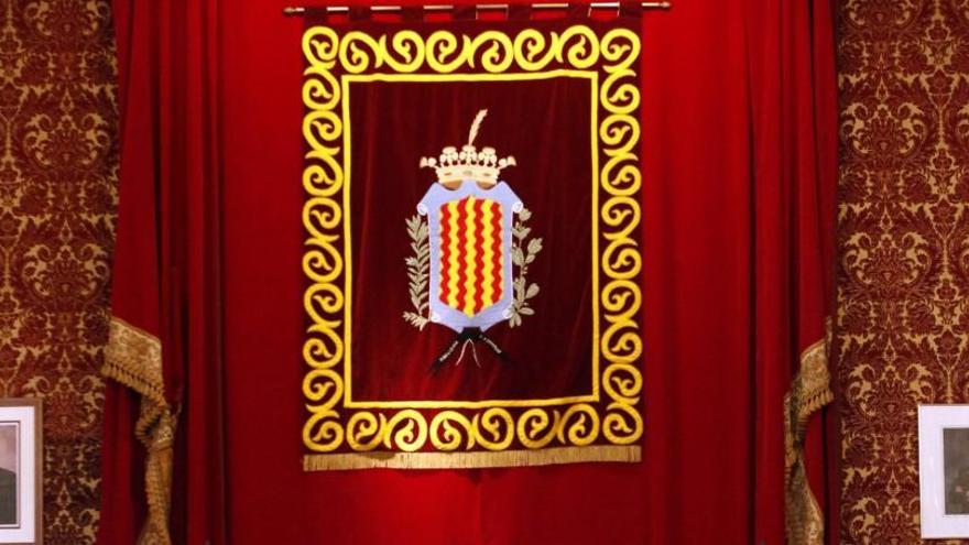Tarragona retira el cuadro de más de dos metros del Rey.